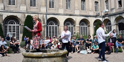 La Mousson d'été 2023, Trois doigts au-dessous du genoux, de Tiago Rodrigues, traduction Thomas Resendes. Lecture dirigée par Cathy Min Jung, avec Anne Cantineau, Sébastien Eveno et Jade Fortineau. © Boris Didym