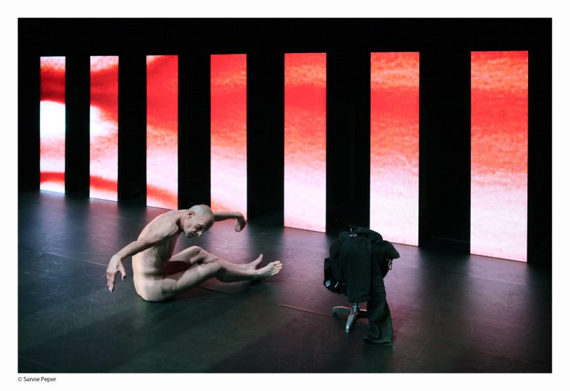 L’acteur et auteur Gerardjan Rijnders dans Torse, de Rob de Graaf, m.e.s. Roy Peters, 2017 ©Sanne Peper