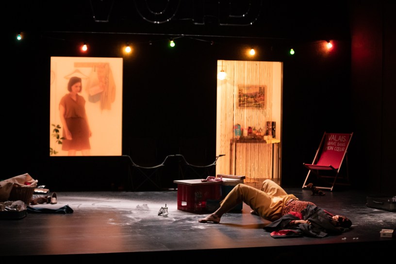 Privés de feuilles, les arbres ne bruissent pas, m.e.s. Sarah Calcine, Théâtre de Poche, Genève, 2022 © Rebecca Bowring