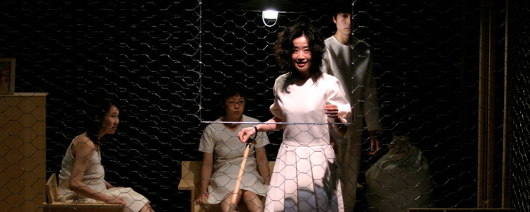 Dors mon petit enfant, m.e.s Aiko Arima, Théâtre Komaba Agora (Tokyo), 2004 © Tsukasa Aoki