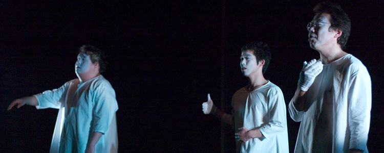 Un jour en été, m.e.s Aiko Arima, Théâtre Komaba Agora (Tokyo), 2004 © Tsukasa Aoki