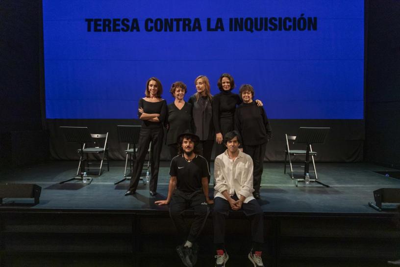 Lecture publique à la Sala Berlanga, Madrid, organisée par la Fondation SGAE décembre 2022. De gauche à droite : Ana Belén, Gloria Muñoz, Nathalie Poza, Aitana Sánchez-Gijón et Julieta Serrano accompagnées de Paco Bezerra et Matías Umpierrez (m.e.s) © David F. Sabadell