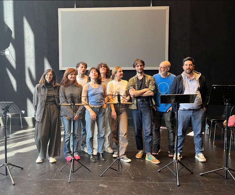 Les acteurs et les actrices Talents Adami Théâtre avec l'autrice lors des répétitions à Madrid