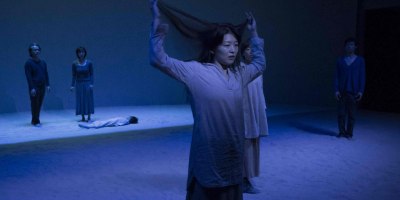 Intérieur, de Maeterlinck, m.e.s Claude Régy, avec les acteurs japonais du SPAC, Shizuoka Performing Arts Center, Avignon, 2014. © Koichi Miur