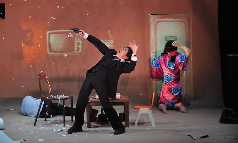 L'Abeille, de Hideki Noda et Colin Teevan, m.e.s Hideki Noda, Soho Theatre, Londres, 2006 © Maxim-Reider