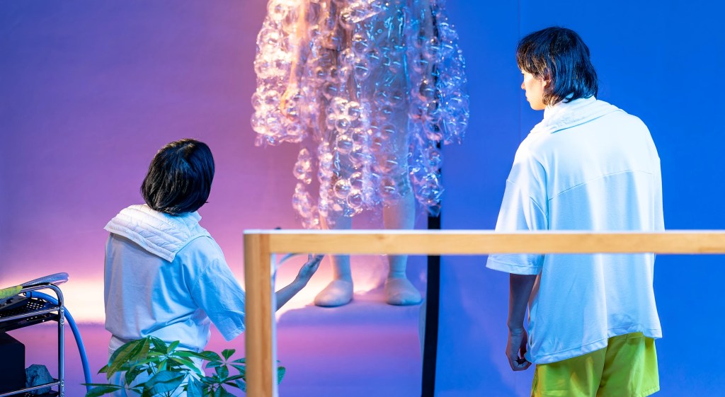 The window of spaceship-in-between, de Toshiki Okada, qui rassemble des comédiens amateurs dont la langue maternelle n'est pas le japonais © Yoshikazu Inoue, Courtesy of Kyoto Experiment