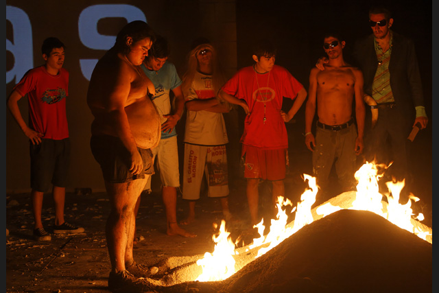 Cruda. Vuelta y vuelta. Al punto. Chamuscada. Rodrigo García, Festival d’Avignon, 2007 © Christophe Raynaud de Lage