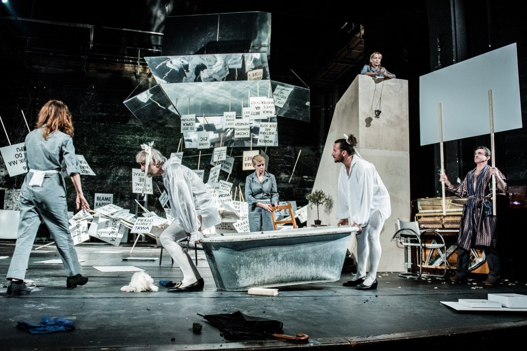 Femmes d'État, putains de la révolution, et peut-être même des épouses savantes de Jola Janiczak, mise en scène Wictor Rubin, Teatr Polski, Bydgoszcz, 2016. © Monika Stolarska