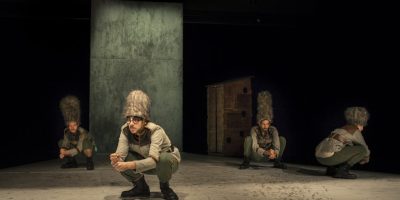 En attendant, jouons les héros !, m.e.s Freek Mariën, 2014 © Tom Callemin