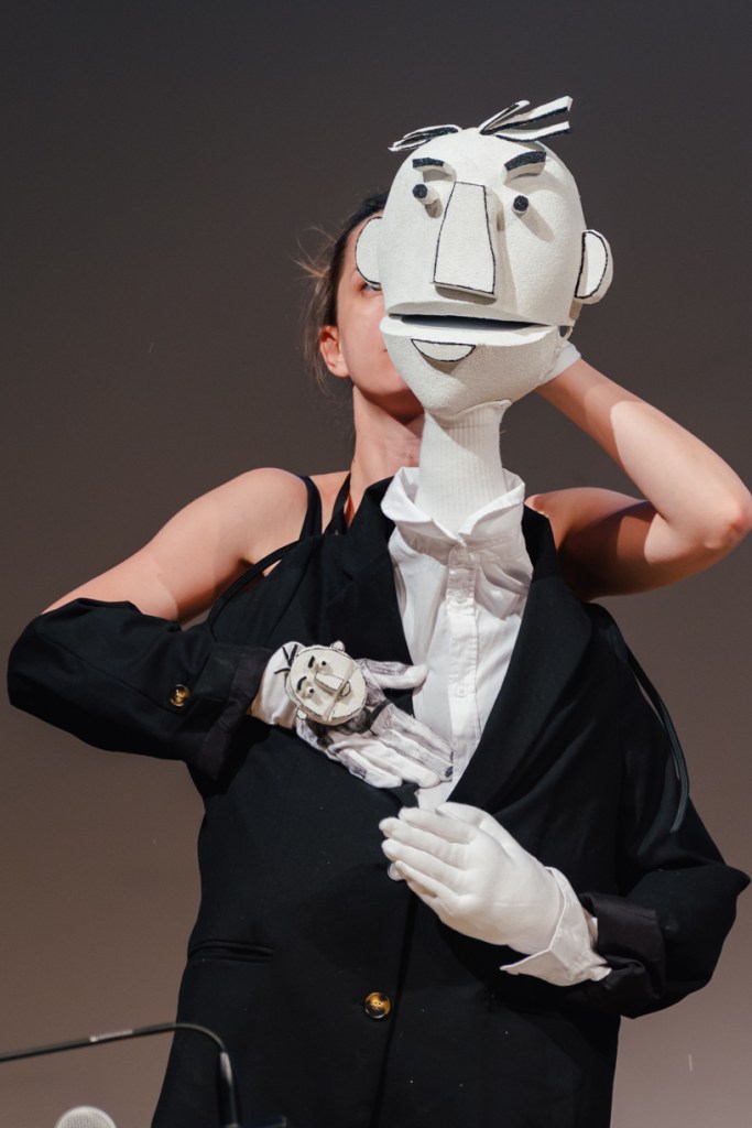 Lecture d'un extrait de la traduction allemande lors du dramatikerinnenfestival 2026, dirigée par Sandra Schüddekopf, Schauspiel Graz, crédit @ Edi Haberl